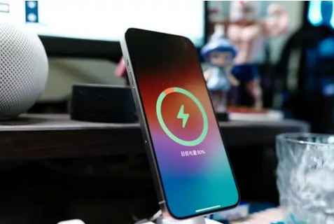 奉新苹果15换屏服务分享用什么充电器给iPhone15充电更好 